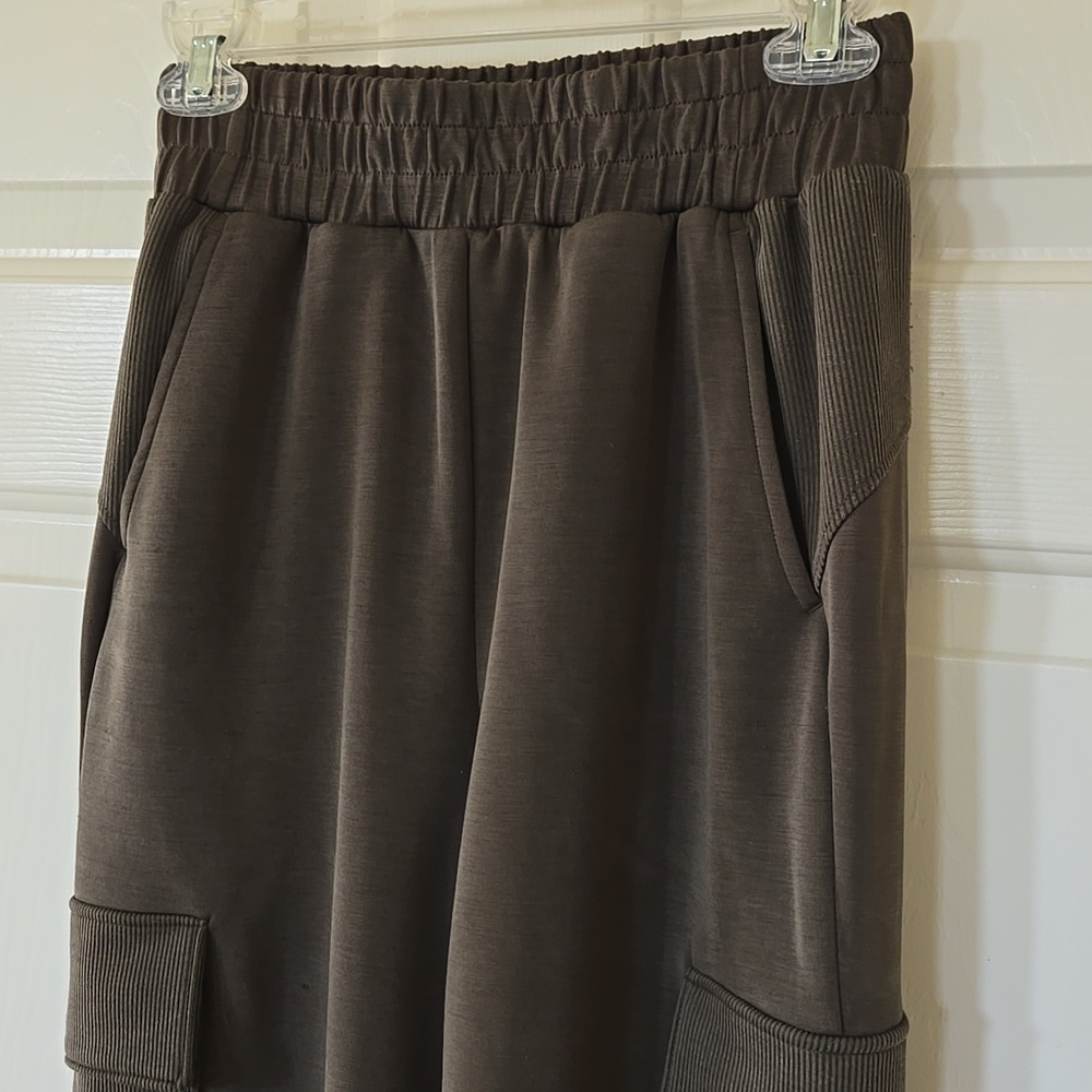 Evereve Ari Cargo Joggers - Picture 3 of 12